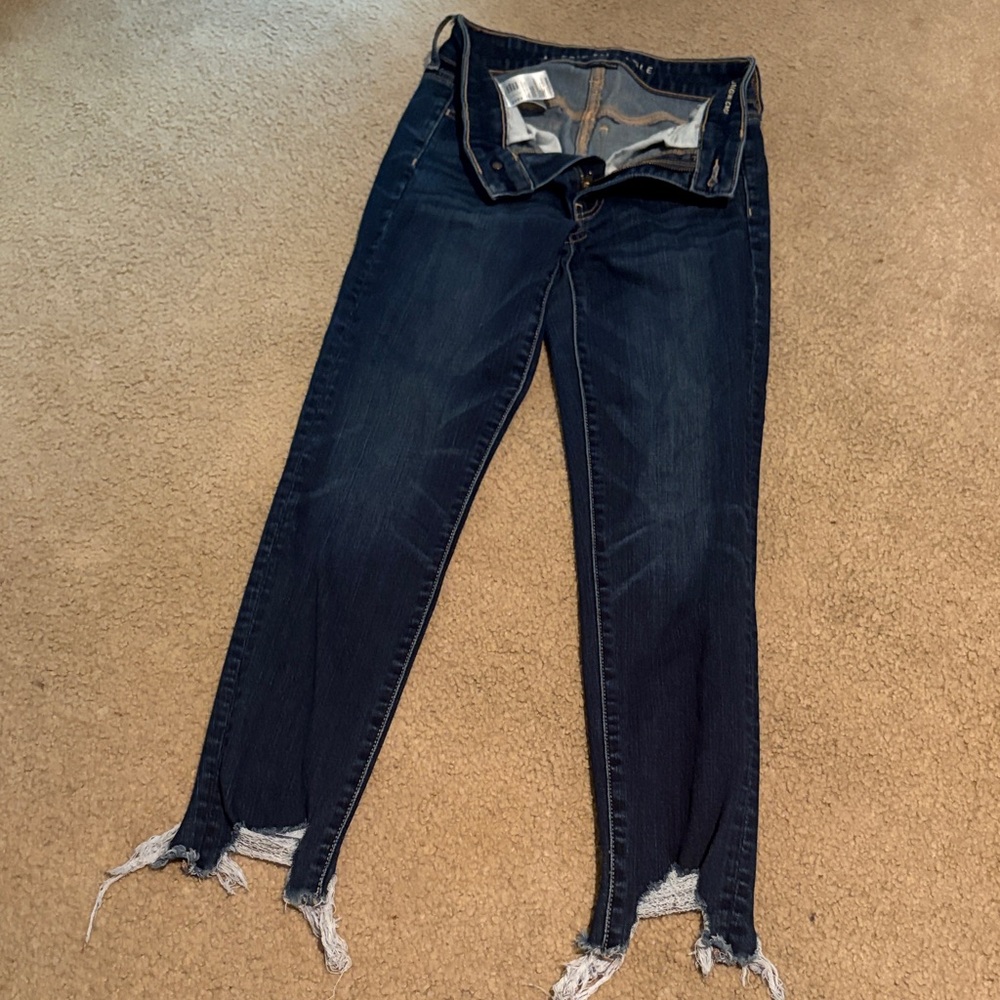 Used AE Size 2 Dark Blue Distressed Women's cropped high rise super stretchJeans